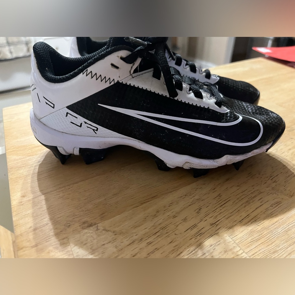 Nike Kids Black and White Vapor Edge Football Cleats 1Y FastFlex